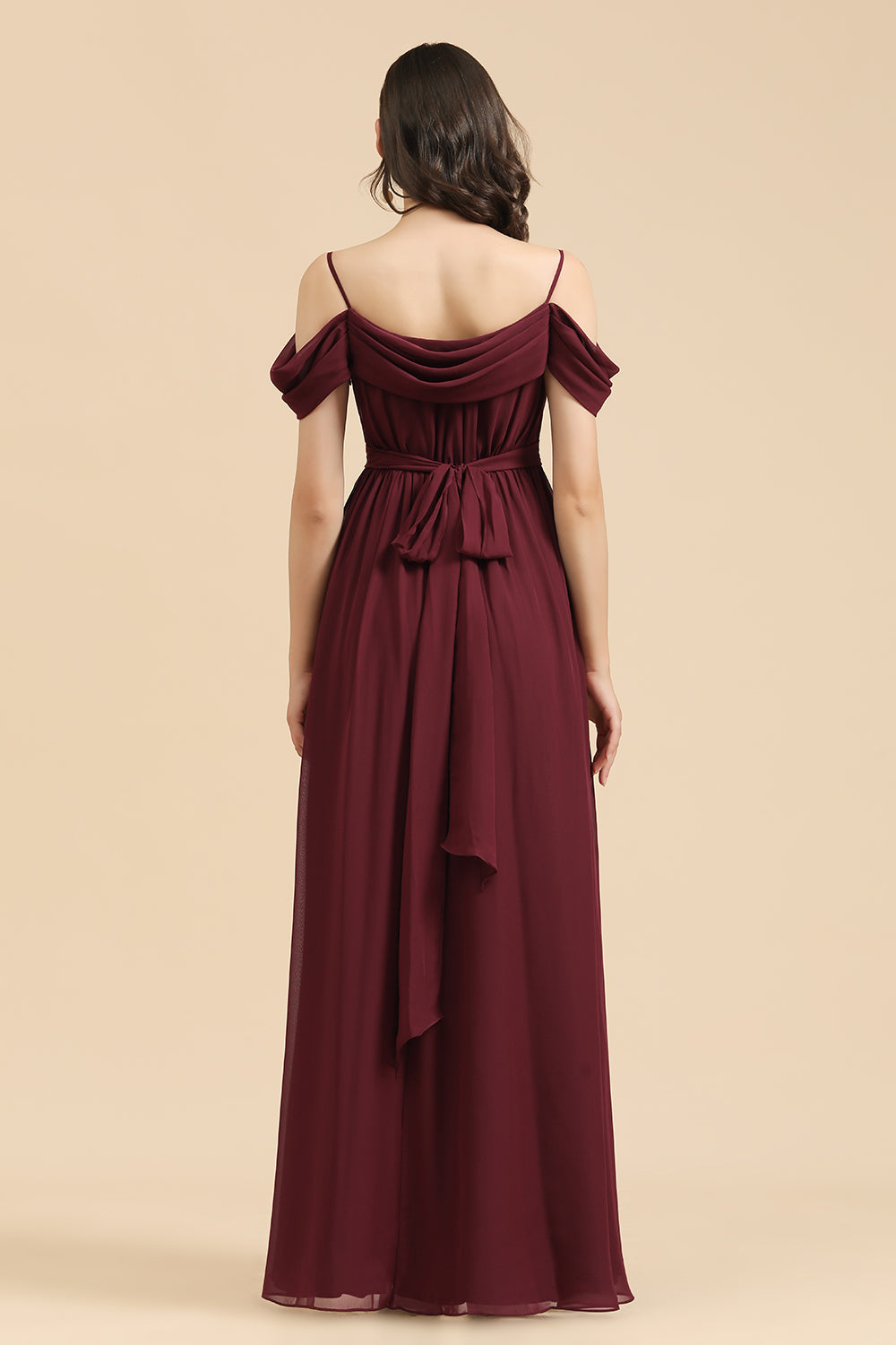 Vestido largo de dama de honor color burdeos con escote corazón y hombros descubiertos, con abertura. 