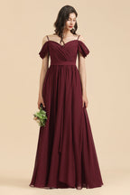 Vestido largo de dama de honor color burdeos con escote corazón y hombros descubiertos, con abertura. 