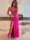 Robe de bal sirène fuchsia à col halter ornée de perles et fendue