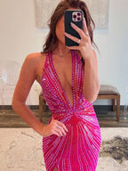 Robe de bal sirène fuchsia à col halter ornée de perles et fendue
