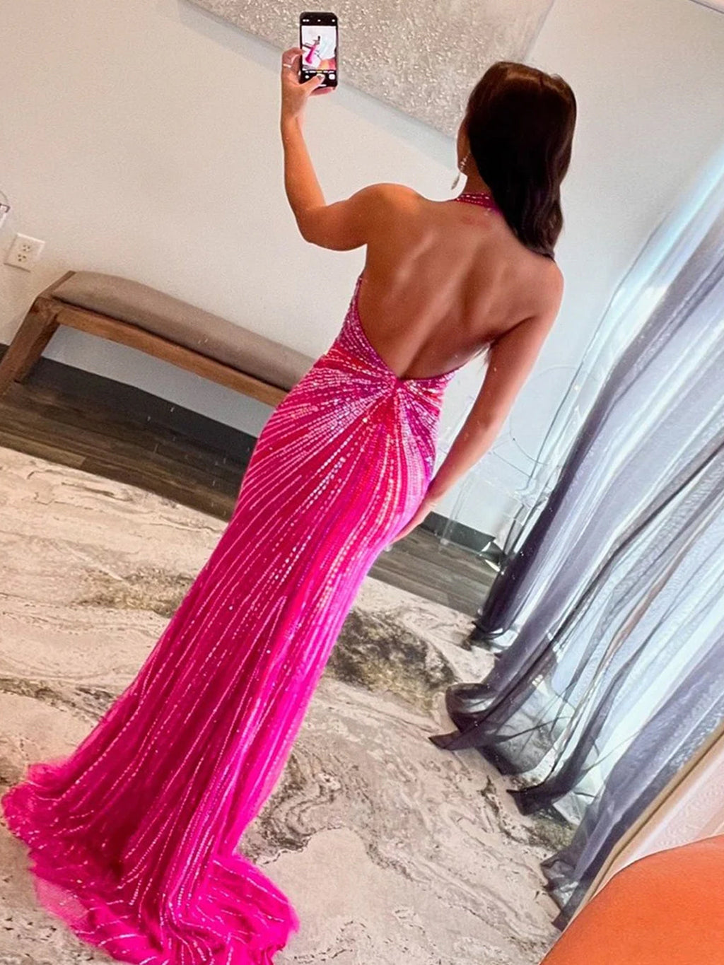 Robe de bal sirène fuchsia à col halter ornée de perles et fendue
