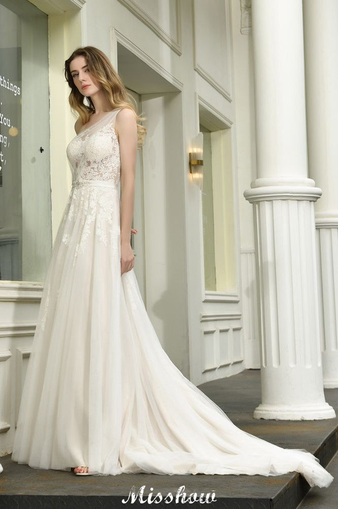 Robe de mariée asymétrique en tulle, sans manches, coupe trapèze, idéale pour le printemps et la plage.