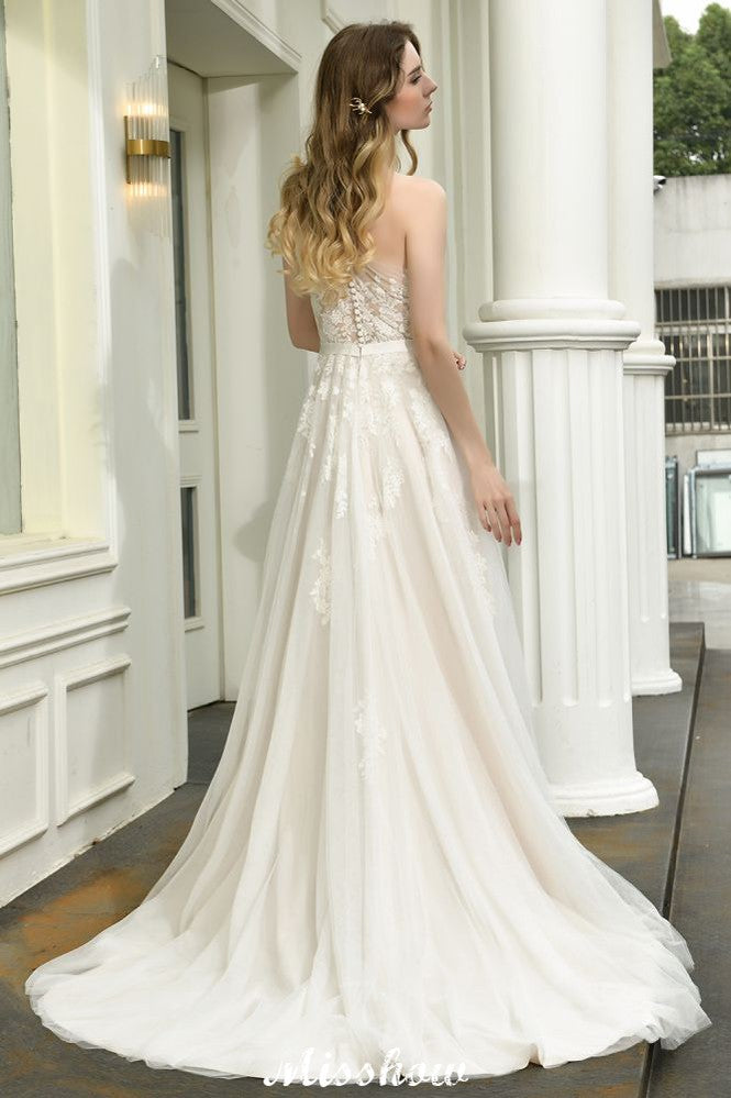 Robe de mariée asymétrique en tulle, sans manches, coupe trapèze, idéale pour le printemps et la plage.