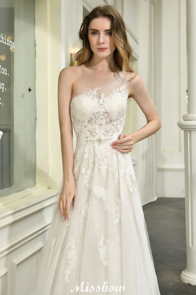 Robe de mariée asymétrique en tulle, sans manches, coupe trapèze, idéale pour le printemps et la plage.