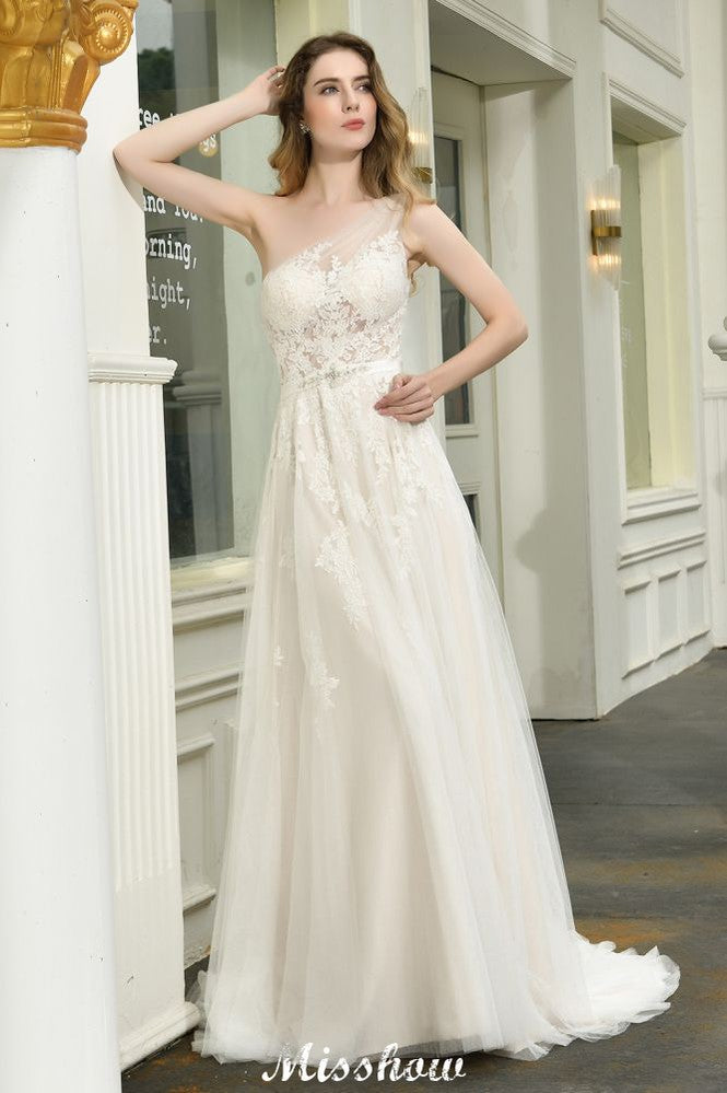 Robe de mariée asymétrique en tulle, sans manches, coupe trapèze, idéale pour le printemps et la plage.