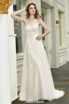 Robe de mariée asymétrique en tulle, sans manches, coupe trapèze, idéale pour le printemps et la plage.