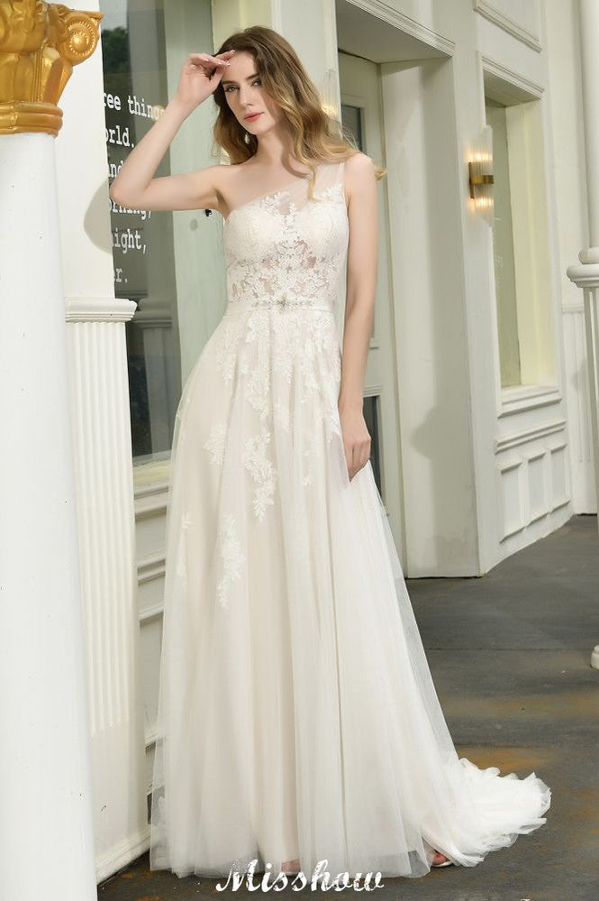 Robe de mariée asymétrique en tulle, sans manches, coupe trapèze, idéale pour le printemps et la plage.
