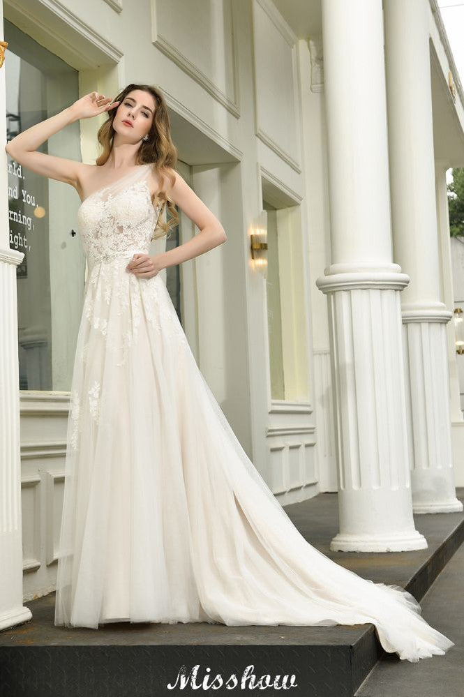 Robe de mariée asymétrique en tulle, sans manches, coupe trapèze, idéale pour le printemps et la plage.