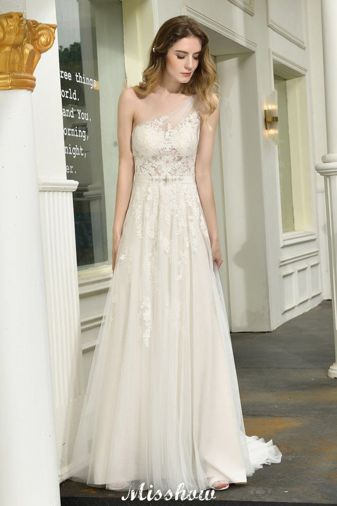 Robe de mariée asymétrique en tulle, sans manches, coupe trapèze, idéale pour le printemps et la plage.