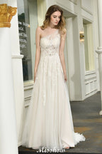 Robe de mariée asymétrique en tulle, sans manches, coupe trapèze, idéale pour le printemps et la plage.