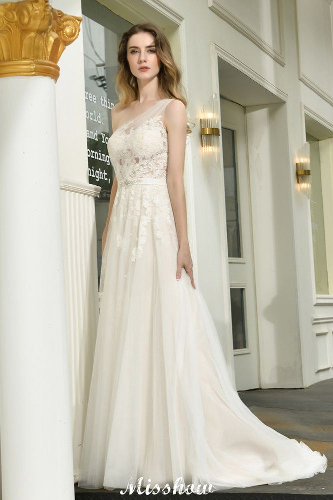Robe de mariée asymétrique en tulle, sans manches, coupe trapèze, idéale pour le printemps et la plage.
