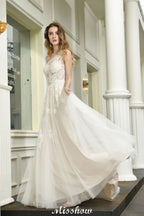 Robe de mariée asymétrique en tulle, sans manches, coupe trapèze, idéale pour le printemps et la plage.