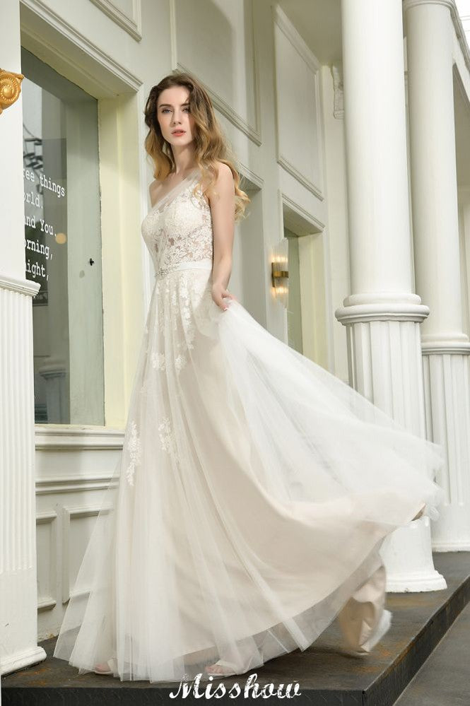 Robe de mariée asymétrique en tulle, sans manches, coupe trapèze, idéale pour le printemps et la plage.