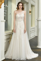Robe de mariée asymétrique en tulle, sans manches, coupe trapèze, idéale pour le printemps et la plage.