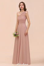 Vestido de dama de honor de gasa con un solo hombro, color rosa empolvado, ideal para invitadas de boda.