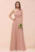 Vestido de dama de honor de gasa con un solo hombro, color rosa empolvado, ideal para invitadas de boda.