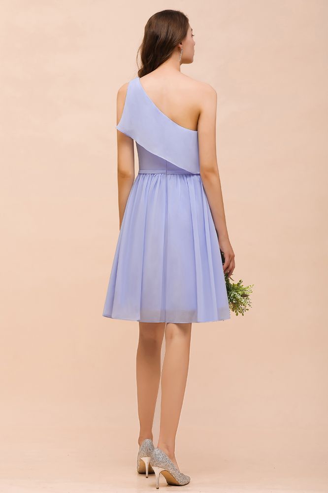 Vestido corto de dama de honor lavanda de un solo hombro, de gasa hasta la rodilla, sencillo, para uso diario.