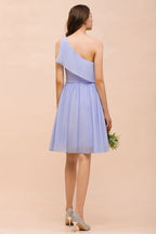 Vestido corto de dama de honor lavanda de un solo hombro, de gasa hasta la rodilla, sencillo, para uso diario.