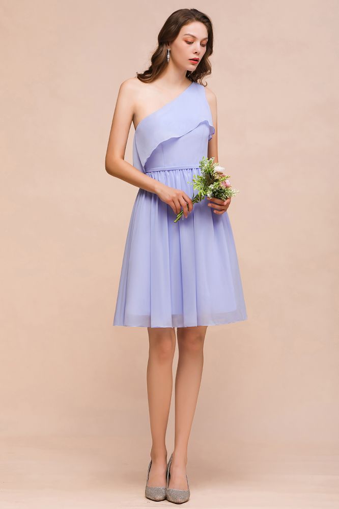 Vestido corto de dama de honor lavanda de un solo hombro, de gasa hasta la rodilla, sencillo, para uso diario.
