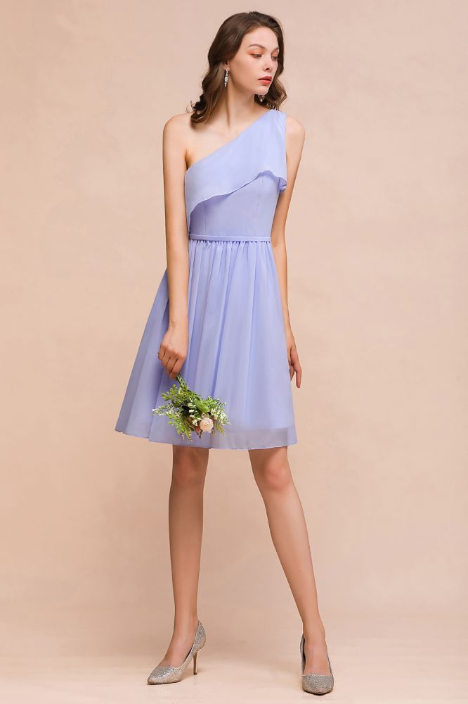 Vestido corto de dama de honor lavanda de un solo hombro, de gasa hasta la rodilla, sencillo, para uso diario.