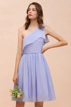 Vestido corto de dama de honor lavanda de un solo hombro, de gasa hasta la rodilla, sencillo, para uso diario.