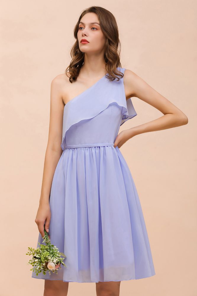Vestido corto de dama de honor lavanda de un solo hombro, de gasa hasta la rodilla, sencillo, para uso diario.