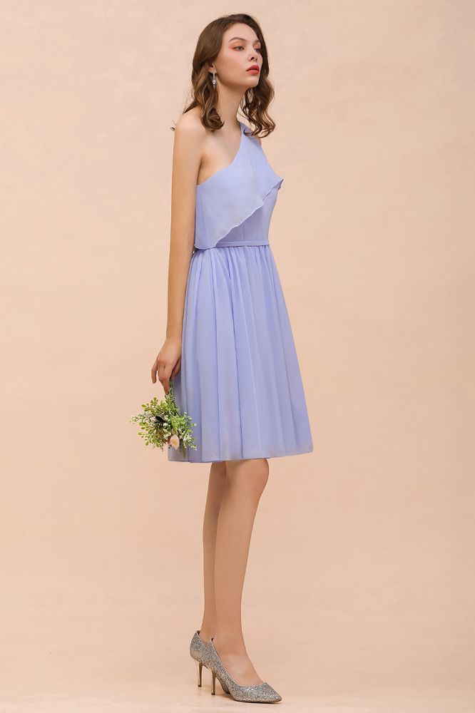 Vestido corto de dama de honor lavanda de un solo hombro, de gasa hasta la rodilla, sencillo, para uso diario.