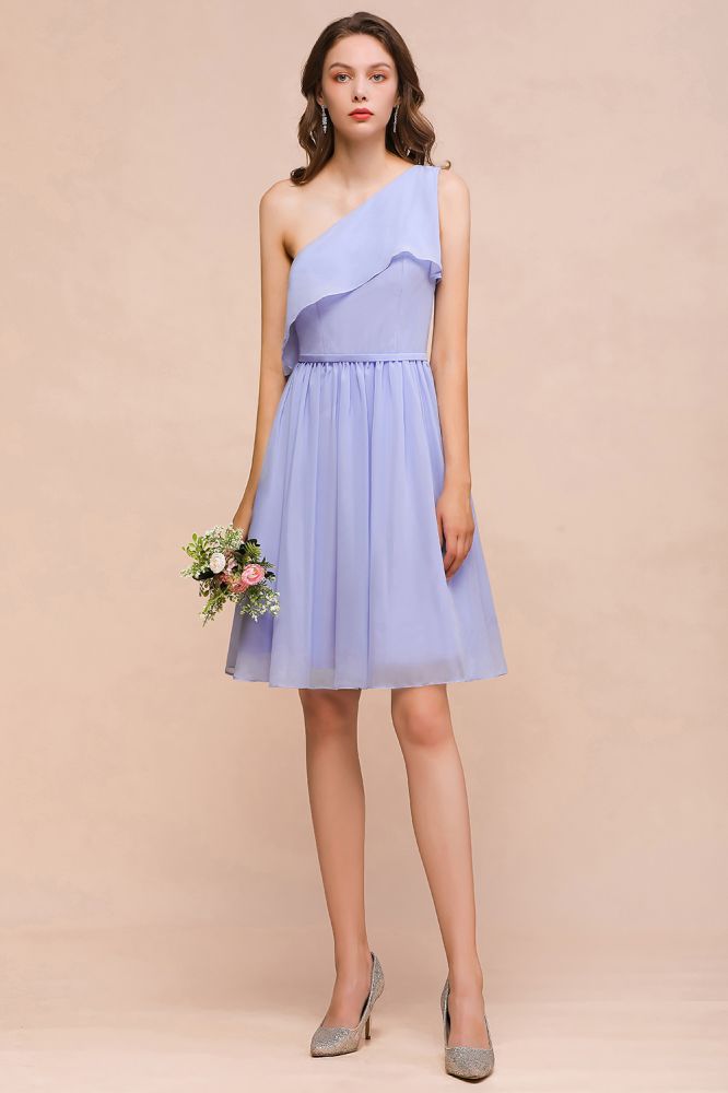 Vestido corto de dama de honor lavanda de un solo hombro, de gasa hasta la rodilla, sencillo, para uso diario.