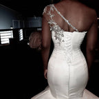 Robe de mariée sirène asymétrique à traîne à volants