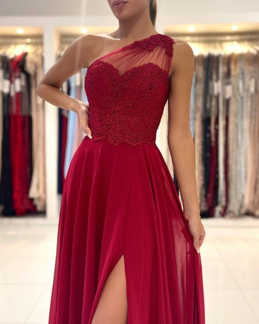 Vestido largo de fiesta rojo de un solo hombro, sin mangas y con abertura frontal.