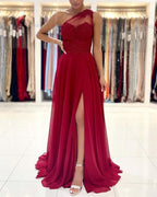 Vestido largo de fiesta rojo de un solo hombro, sin mangas y con abertura frontal.