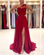 Vestido largo de fiesta rojo de un solo hombro, sin mangas y con abertura frontal.