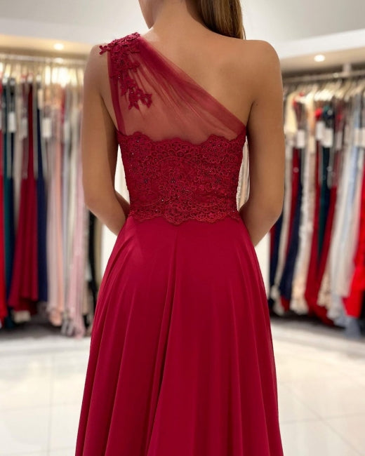 Vestido largo de fiesta rojo de un solo hombro, sin mangas y con abertura frontal.