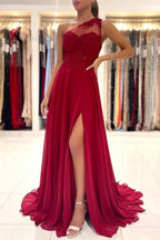 Vestido largo de fiesta rojo de un solo hombro, sin mangas y con abertura frontal.