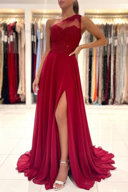 Vestido largo de fiesta rojo de un solo hombro, sin mangas y con abertura frontal.