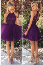 Robes de cocktail violettes à dos nu et perles pour le bal de fin d'année