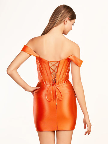 Robe fourreau fuchsia courte en satin à épaules dénudées pour le bal de promo