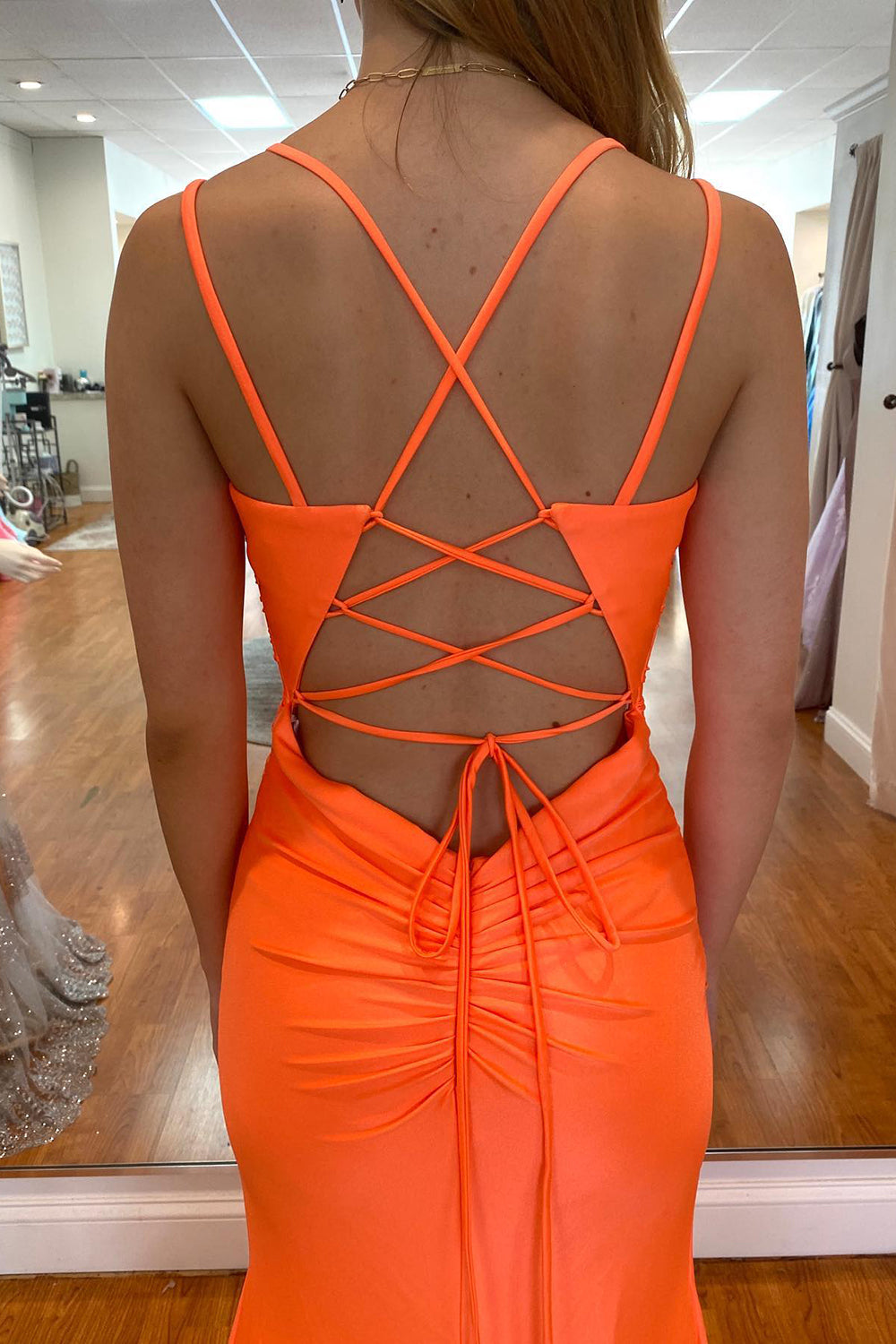 Robe de bal sirène orange longue à fines bretelles dos nu et fente