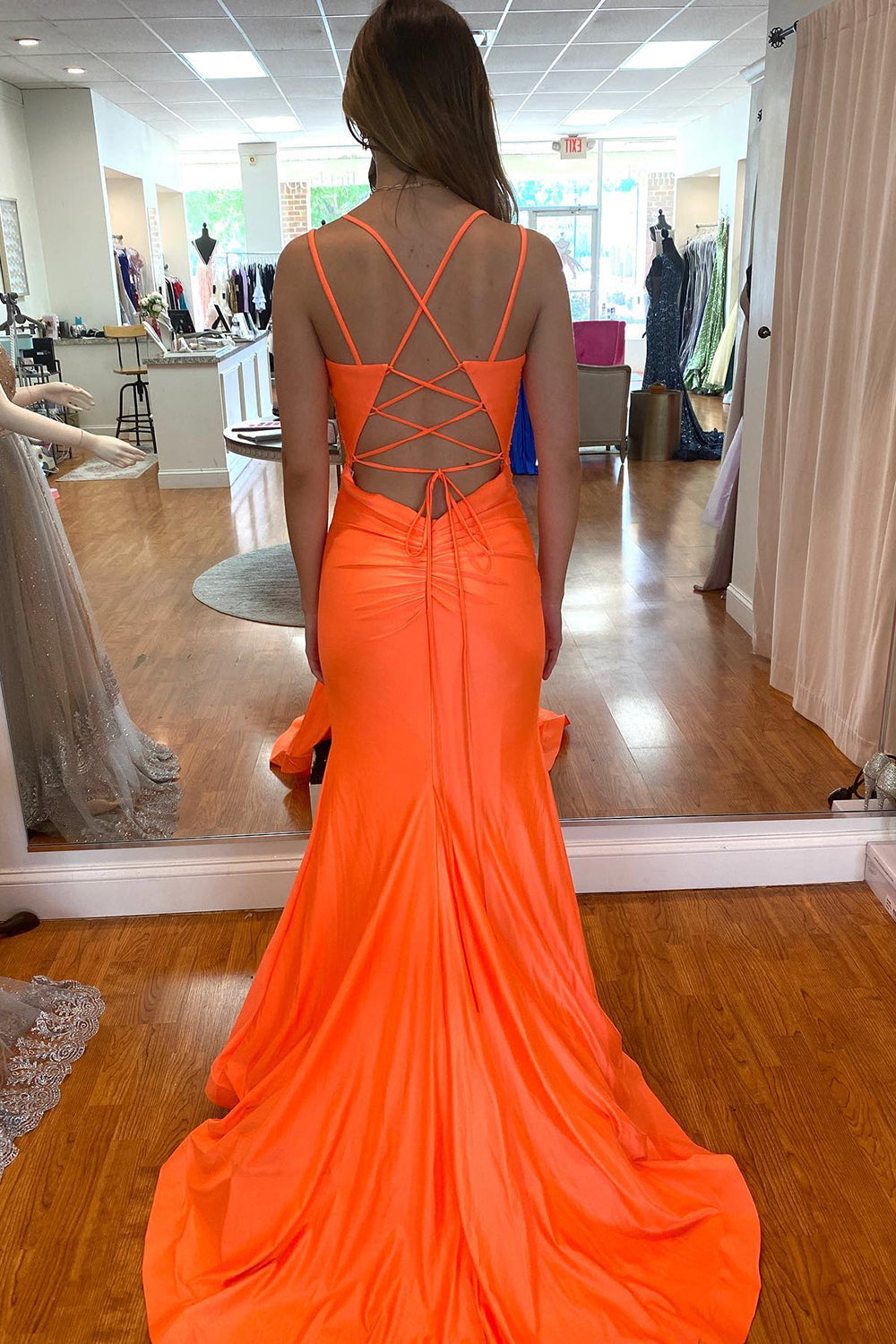 Robe de bal sirène orange longue à fines bretelles dos nu et fente