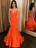 Robe de bal longue orange sirène à col en V en satin dos nu