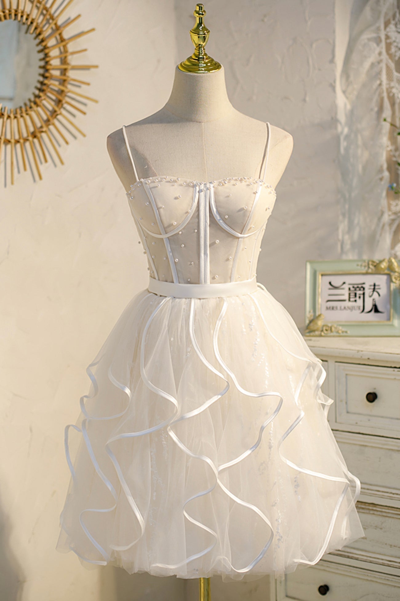 Vestido corto de tul con tirantes finos y corte en A para baile de bienvenida