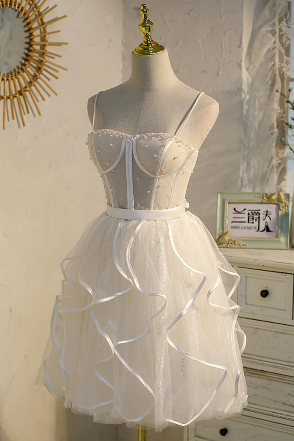 Vestido corto de tul con tirantes finos y corte en A para baile de bienvenida