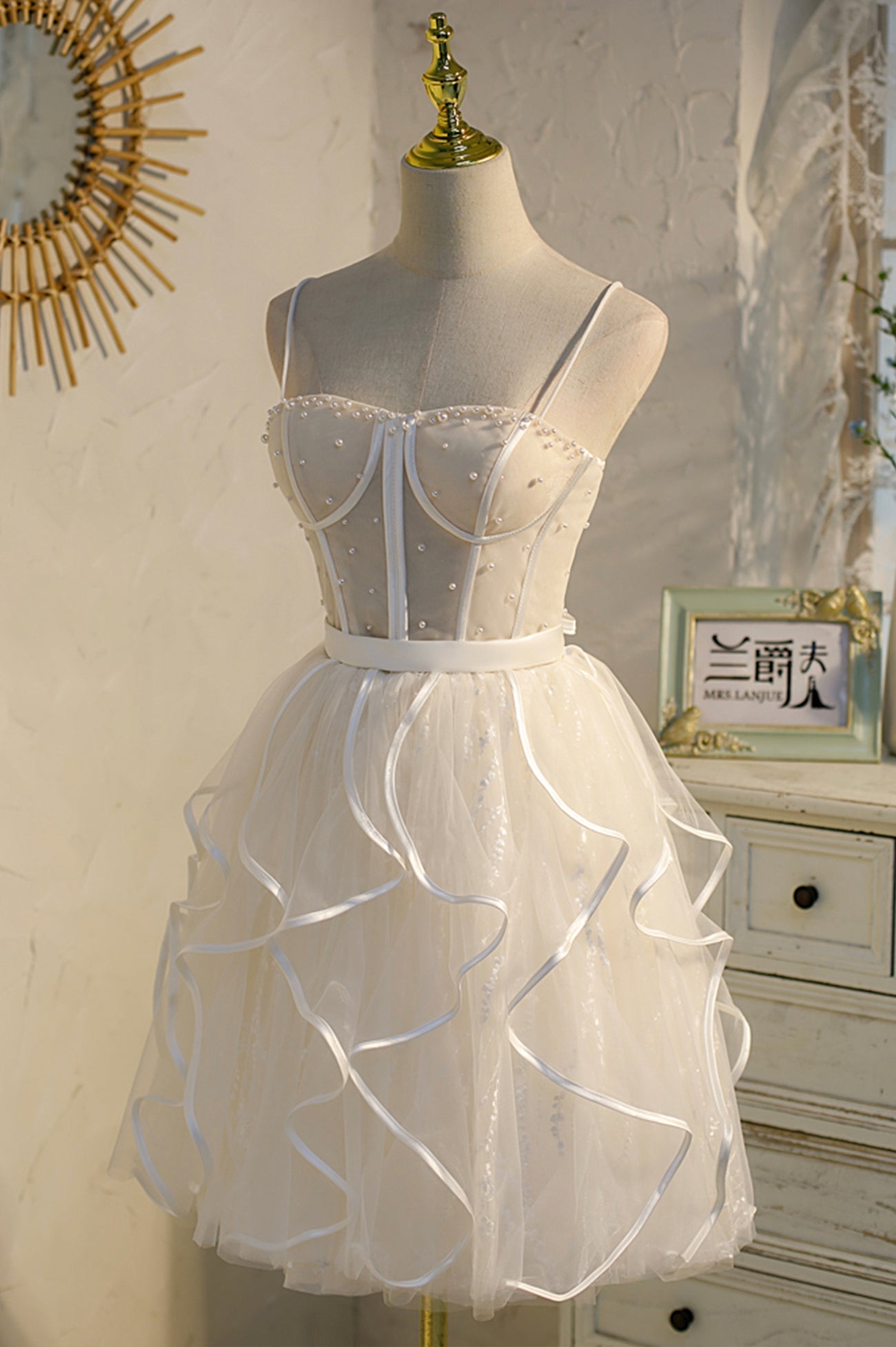 Vestido corto de tul con tirantes finos y corte en A para baile de bienvenida