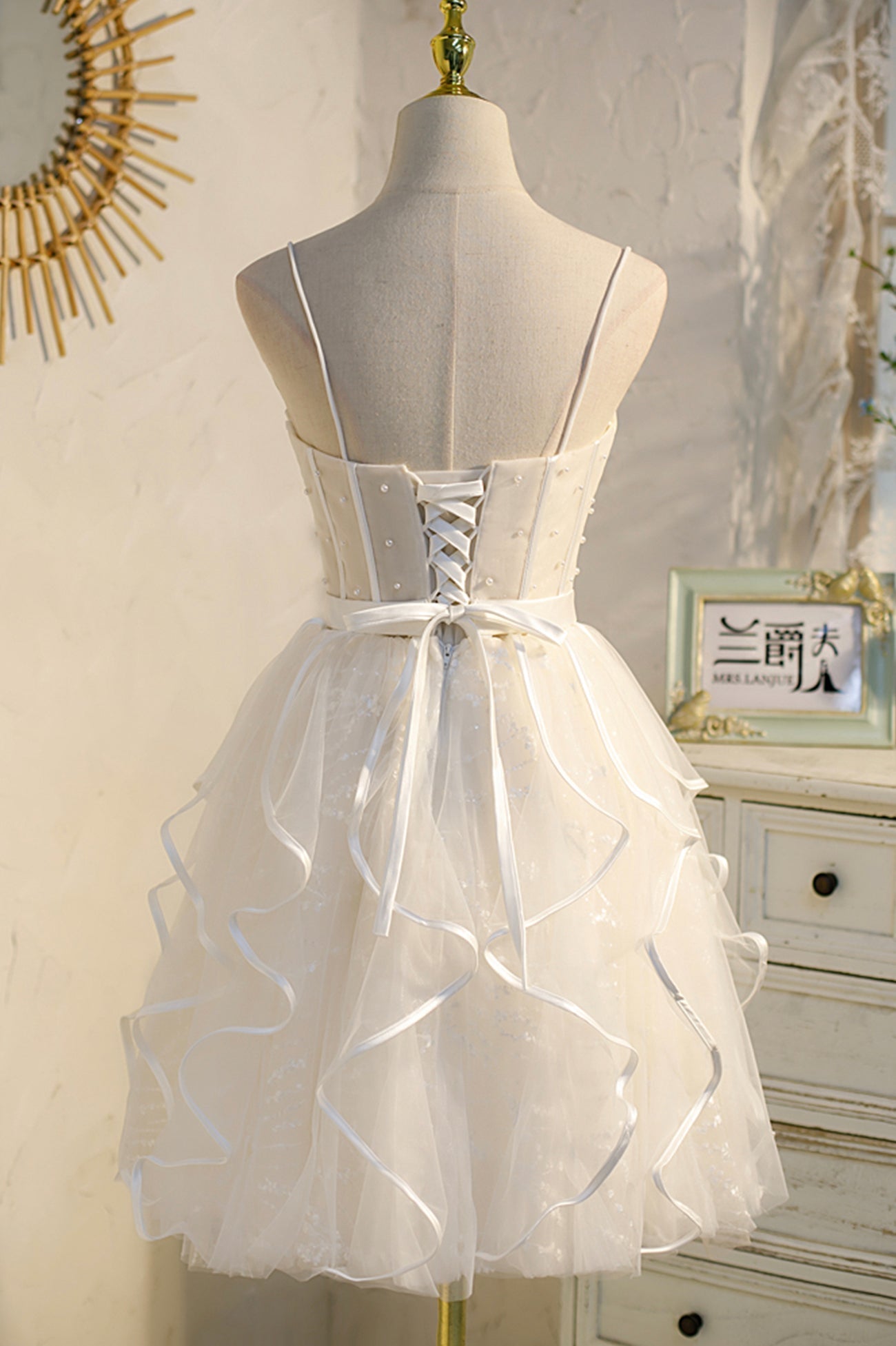 Vestido corto de tul con tirantes finos y corte en A para baile de bienvenida