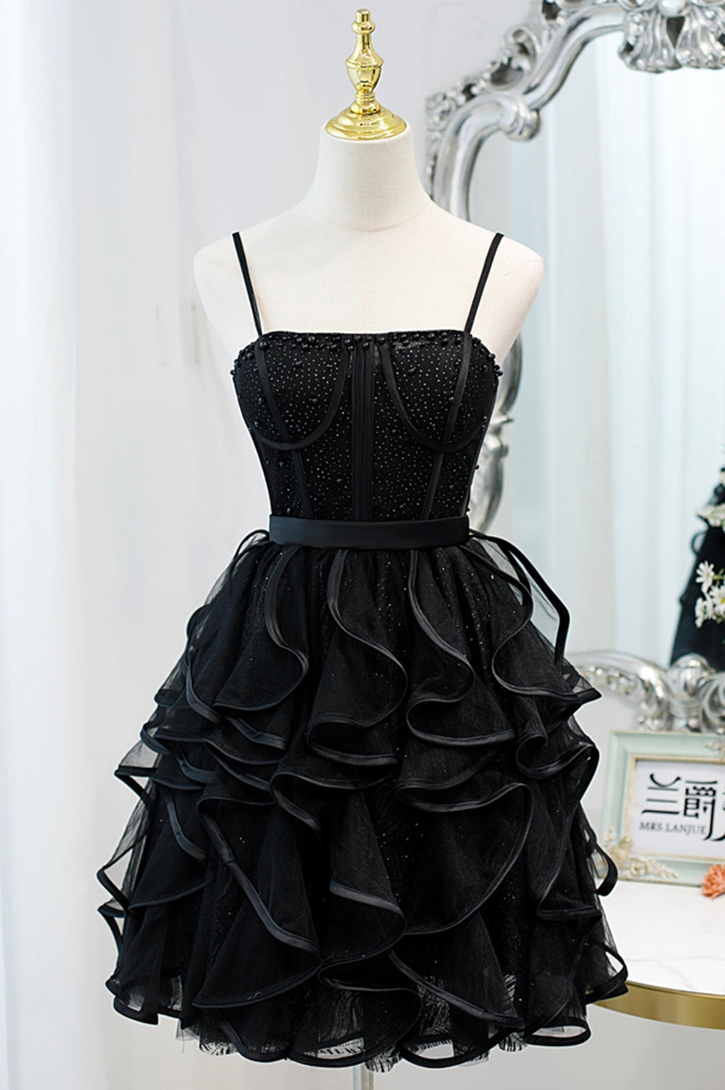 Vestido corto de tul con tirantes finos y corte en A para baile de bienvenida