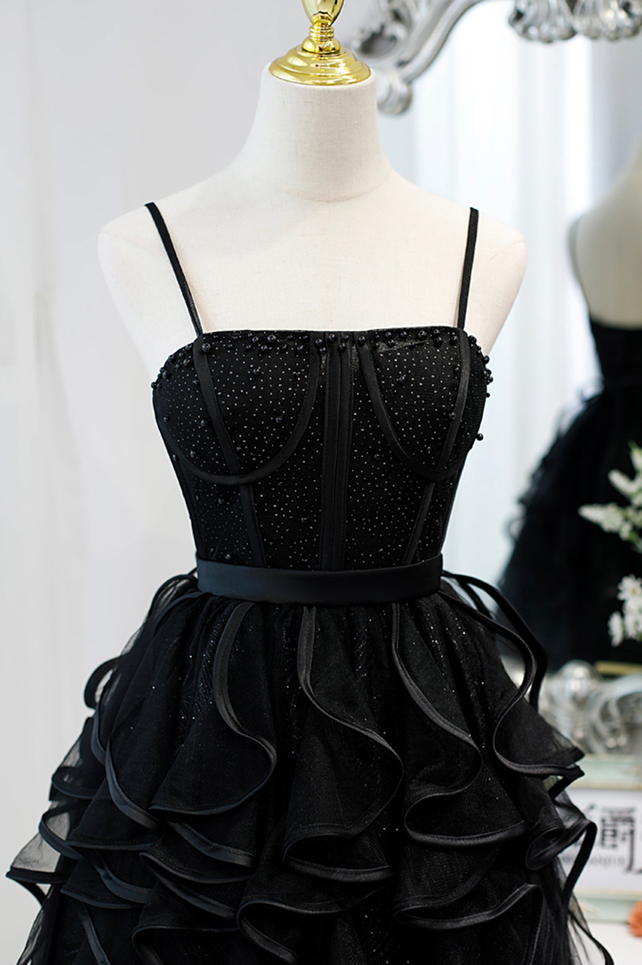 Vestido corto de tul con tirantes finos y corte en A para baile de bienvenida