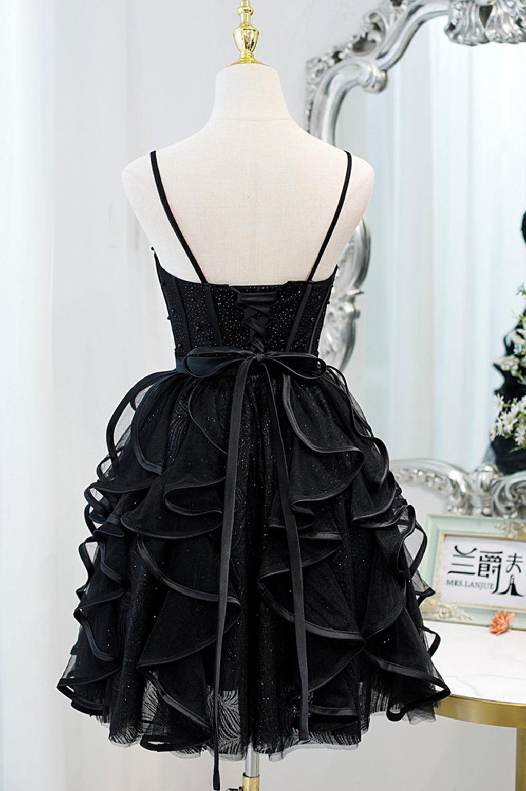 Vestido corto de tul con tirantes finos y corte en A para baile de bienvenida