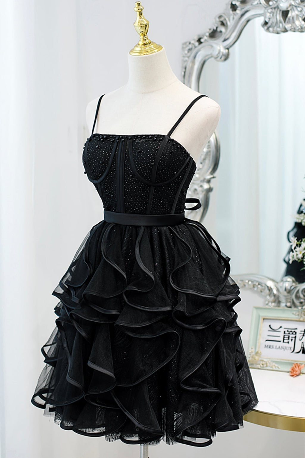 Vestido corto de tul con tirantes finos y corte en A para baile de bienvenida