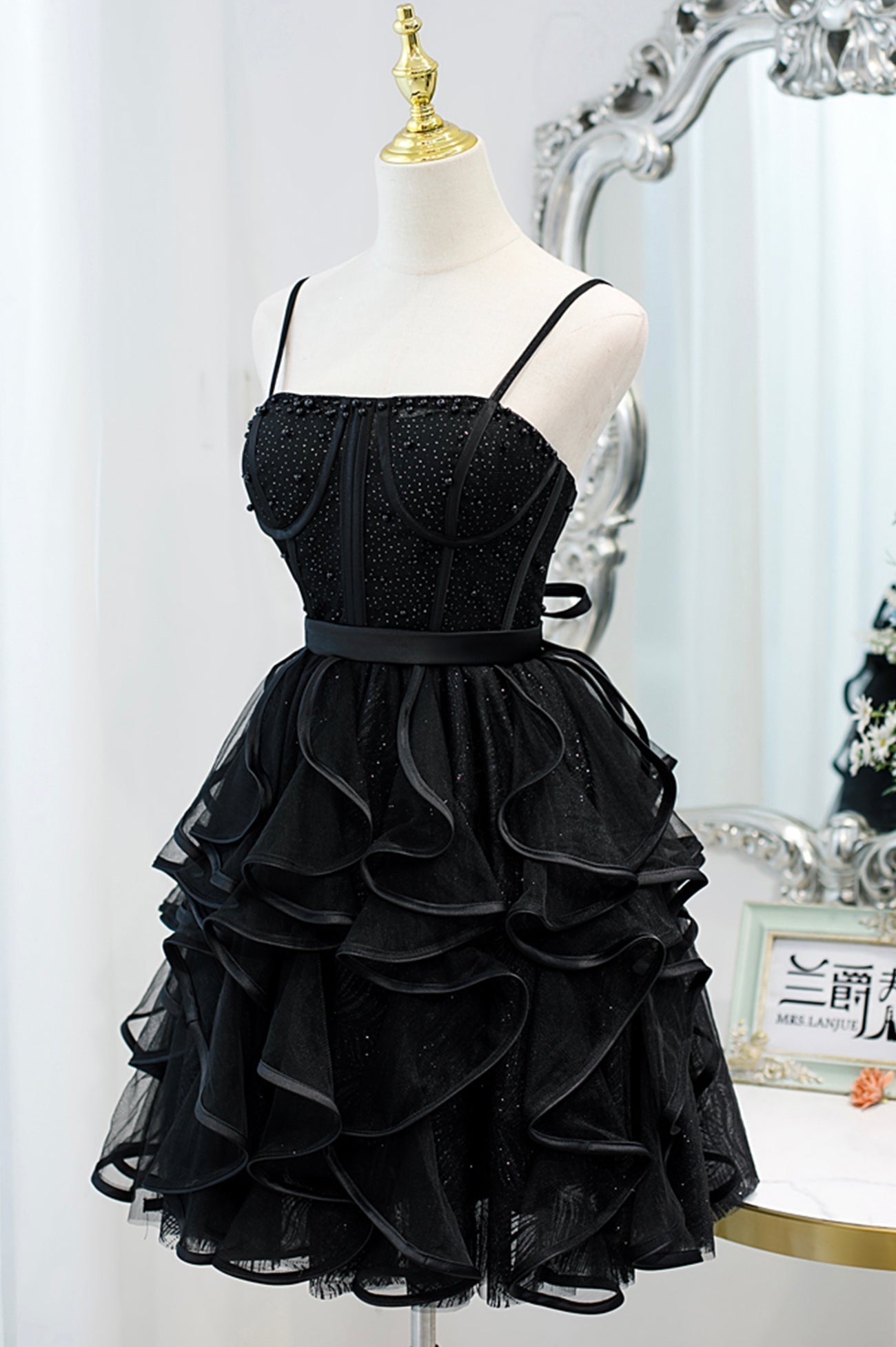 Vestido corto de tul con tirantes finos y corte en A para baile de bienvenida
