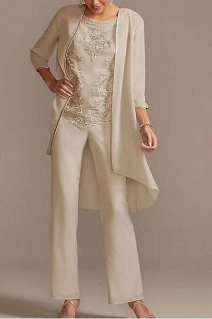 Traje pantalón para la madre de la novia. Vestido largo de gasa con encaje y manga tres cuartos.